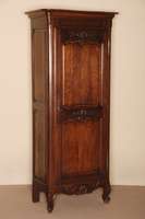 Schrank, Frankreich, um 1930, Eiche massiv, z.T. furniert, Barockstil, nach dem Vorbild von 1780, auf gebogenen Beinen, abgerundete Ecken, ...