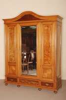 3-tÜriger Garderobenschrank, deutsch, um 1900 , Korpus Weichholz, Kirsch- und Nußbaumfurnier, auf Rahmen gearbeitet, MitteltÜr verspiegelt, 2 ...