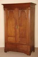 Schrank, deutsch, um 1900, Jugendstil, Korpus Weichholz, Eichefurnier, Lisenen gerieft, FÜllungen mit floraler Flachschnitzerei in Bogenform, ...