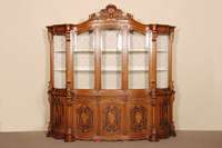Aufsatzprunkvitrine, Italien, um 1960, Korpus Weichholz, z.T. Tischlerplatte, Nußbaum furniert, mittig breite Fußleiste, mehrfach gebogen, ...