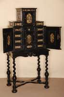 Kabinett- bzw. Tabernakelschrank, deutsch, um 1760, Umgebung Bodensee, auf StollenfÜßen, Korpus Weichholz und Obstholz, ebonisiert, auf ...