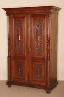 Schrank, deutsch, um 1880, GrÜnderzeit, Korpus Weichholz, Eiche furniert, z.T. massiv, auf gedrÜckten KugelfÜßen, Lisenen mit vorgesetzten ...