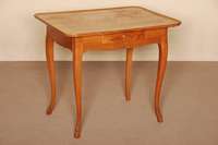 Kleiner Beistelltisch, westdeutsch/wohl Pfalz, um 1760, Nußbaum massiv, Nußbaumfurnier, Zarge z.T. Weichholz, 1 Teil ersetzt, Platte reich ...