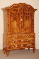 Kabinettschrank, Schweden, um 1730/40, Korpus Eiche massiv, Wurzelnußfurnier, z.T. quer furniert, Bandintarsien, original einfache ...