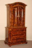 Aufsatzschrank, sÜddeutsch/Frankfurt, um 1700/20, Korpus Weichholz, abgeschrÄgte Ecken, auf Rahmen gearbeitet, geschweift, Gesims einfach ...
