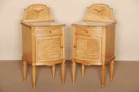 NachtschrÄnkchen, Holland, um 1920, ArtDeco, Korpus Weichholz und Ahorn- bzw. Birkefurnier, auf gedrechselten Beinen, gebogene Front, mit ...