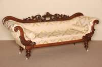 Sofa, England, um 1850, frÜhviktorianisch, Mahagoni massiv, auf stark gedrechselten Beinen, auf Rollen und konischen Messingschuhen, profilierte ...