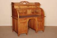 Schreibtisch, Holland, um 1910, Eiche massiv , strenger Jugendstil, gerader Korpus FÜllungen allseitig gerahmt, unter der ausziehbaren ...