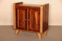 Halbschrank, um 1920/30, ArtDeco, Korpus Weichholz, Mahagoni- und Obstholzfurnier, TÜren mit gerahmten FÜllungen, Mahagonifurnier gespiegelt, ...