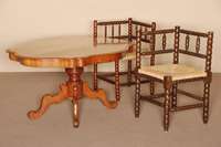Couchtisch, Holland, um 1860, Louis-Philippe, auf balusterfÖrmigem Fuß, 4-fach ausladend, geschungene massive Mahagoniplatte, gebleicht, ...