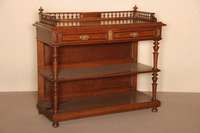 Etagere, deutsch, um 1880, wohl Danziger-Stil, Eiche massiv, stark gedrechselte SÄule, Korkenzieherform, 3 Etagen und 2 Schubladen, Abschluß mit ...
