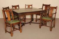 6 StÜhle, England, um 1920, Edwardien, Eiche massiv, auf gedrechselten Beinen, verstrebt, gerade RÜckenlehne mit brettfÖrmiger Verstrebung, 4 ...