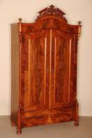 WÄsche- bzw. Kleiderschrank, mitteldeutsch, um 1870/80, Louis-Philippe, Front auf Rahmen gearbeitet, Korpus Weichholz, Pyramidenmahagonifurnier ...