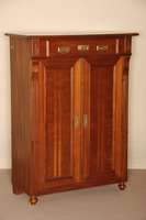 Vertiko, deutsch, um 1900, Jugendstil, Korpus Weichholz, Nußbaumfurnier, Lisenen gerillt, in Voluten auslaufend, original gedrechselte ...