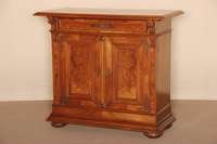 Kleine Anrichte, deutsch, um 1870, GrÜnderzeit, Korpus Weichholz, Wurzelnuß furniert, auf gedrÜckten KugelfÜßen, schwere Fußleiste, ...