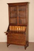 SekretÄr mit Glasaufsatz, England, um 1900, Eiche massiv, kleine StollenfÜße, 3 schlichte Schubladen, BeschlÄge original, SchrÄgklappe, ...