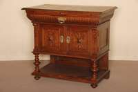 Anrichte, deutsch, um 1880, Korpus Weichholz , Eiche massiv, z.T. furniert, auf gedrÜckten KugelfÜßen, Lisenen mit vorgesetzten gedrechselten ...