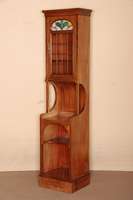 Pfeilerschrank, deutsch, um 1900, Korpus Weichholz, Nußbaum furniert, Unter- und Mittelteil offen, oben mit sehr schÖner Bleiverglasung, alte ...