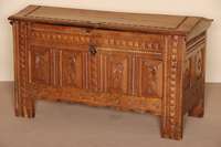 Truhe, deutsch, um 1800, Umgebung Hildesheim , Eiche massiv, auf kurzen StollenfÜßen, 4 kassettierte FÜllungen, figÜrlich geschnitzt, FÜße ...