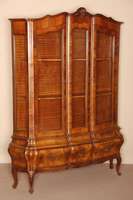 Vitrinenschrank, Italien/Gegend um Florenz, um 1960/65, Korpus Weichholz, dickes Nußbaumfurnier z.T. quer verlegt, in sich 6-fach geschweift, ...