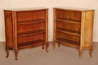 BÜcherregal, Italien, 50er/60er Jahre, Korpus Weichholz, dickes Wurzelnußfurnier z.T. gespiegelt, in sich geschweift, Barockstil, ...