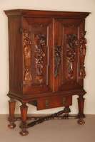 Aufsatzschrank, norddeutsch, um 1700/20, Weichholz bzw. Buche, dickfurnierig, mit Eiche furniert, Front auf Rahmen gearbeitet, Inlets 4-fach ...