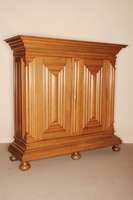 sogenannter Frankfurter Nasenschrank, deutsch, um 1730/60, Eiche massiv, ausgewÄhltes Kernholz von allerbester QualitÄt, z.T. bewußt gespiegelt ...