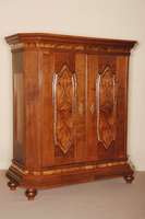 2-tÜriger Barockschank, deutsch, um 1760, Korpus Eiche massiv, z.T. furniert, FÜllungen mit ausgesuchtem Wurzelnußfurnier kassettiert, ...