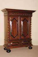 Schrank, norddeutsch, um 1870/80, Danziger Barockstil, Eiche und Nußbaum massiv, z.T. furniert, mit vorgesetzten stark gedrechselten VollsÄulen, ...