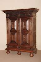 Renaissancestilschrank, deutsch, um 1860/70, Eiche massiv, auf balusterfÖrmigen KugelfÜßen, 2 Schubladen, flankiert von Maskaron und ...
