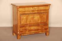 Kommode, SpÄtbiedermeier, um 1860, sehr zierliche ansprechende dreischÜbige Kommode mit ausgesuchtem Eschenfurnier und gewellten bzw. gerahmten ...