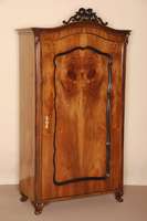 WÄscheschrank, SpÄtbiedermeier, eintÜriger nußfurnierter Schrank mit Ablagen im Inneren, aufsteckbares geschnitztes Zierteil, Alters- und ...
