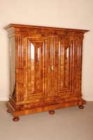 sogenannter Frankfurter Wellenschrank, wohl Schweiz, um 1730/40, Korpus Weichholz, komplett auf Rahmen gearbeitet, symetrische Anordnung, ...