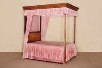 Himmelbett, wohl England, um 1840/60, z.T. Sheratonstil, aufgesetzte Leisten, sogenanntes erhabenes Bandelwerk, vordere durchgehende Bettpfosten ...
