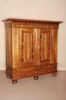Flachbarockschrank bzw. Vielzweckschrank, Rhein/Niederrhein, um 1750/60, Nußbaum massiv bzw. Wurzelnußfurnier, Front auf Rahmen gearbeitet, ...