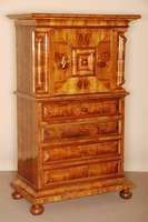 sogenannte Windelkommode, sÜddeutsch/Frankfurt/Schweiz, um 1700/20, 2-teilig, Front kissenartig ausgearbeitet, Oberteil im sogenannter ...