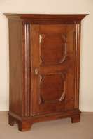 Brotschrank, deutsch/Westfalen, um 1760, Eiche massiv, gerader Korpus, auf Kufen, 1 -tÜrig, mit gerahmten FÜllungen, Ecken mit prismenfÖrmigen ...