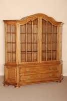 Große Prunkvitrine, Holland, um 1920, Eiche massiv, auf gedrÜckten KugelfÜßen, unten 2 Schubladen, stark abgeschrÄgte Ecken, kassettierte ...