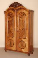 Schrank, Österreich, um 1870, Korpus Weichholz, Nußbaum furniert, z.T. Wurzelnuß, auf KugelfÜßen, Lisenen profiliert, TÜrfÜllungen gerahmt, ...