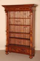 BÜcherregal, deutsch, um 1880, Korpus Weichholz, Nußbaum furniert, auf KugelfÜßen, Lisenen mit vorgesetzten VollsÄulen, Kopfleiste 4-fach ...
