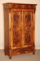 Schrank, deutsch, um 1880, GrÜnderzeit, Korpus Weichholz, Nußbaum furniert, z.T. Wurzelnuß, Lisenen in Voluten auslaufend, Kopfteil mit ...