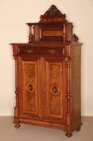 Vertiko mit Prunkaufsatz, deutsch, um 1880, GrÜnderzeit, Nußbaum furniert, auf KugelfÜßen, Lisenen mit kannelierten gedrechselten VollsÄulen, ...