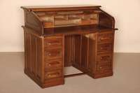 Schreibtisch, deutsch, um 1910, Eiche massiv , Schubladenfront und -fÜllungen allseitig kassettiert, Oberteil mit Schieberollo, Innenleben mit 2 ...