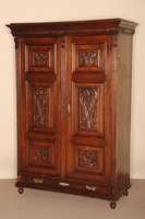 Schrank, sÜddeutsch, um 1880, Korpus Weichholz, Nußbaum massiv, z.T. furniert, auf KugelfÜßen, Lisenen kanneliert, auslaufend in Voluten, ...