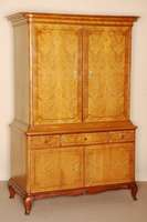 Mehrzweckschrank, deutsch, um 1910, Korpus Weichholz, z.T. Tischlerplatte, Birke furniert , auf kleinen DackelfÜßen, TÜren und Schubladenfront ...