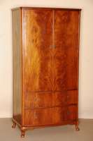 Schrank, England, um 1930, ArtDeco-Stil, Edwardien, Frontseite gebogen, TÜren mit schÖnem Furnierbild, gespiegelt verlegt, in gutem Zustand, 1 ...