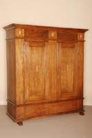 Eichenschrank, Westfalen, um 1820, mit Kufen , gerahmte TÜrfÜllungen, mit Sternintarsien, Kopfleiste 4-fach getreppt und gestuft, original ...