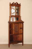 Eckschrank, England, um 1900, Mahagoni massiv, z.T.furniert, unten offenes Fach mit Balustrade, darÜber TÜrchen mit muschelfÖrmigen ...