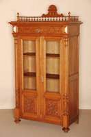 BÜcherschrank, deutsch, um 1880, GrÜnderzeit, Eiche massiv, auf KugelfÜßen, Lisenen mit vorgesetzten gedrechselten VollsÄulen, kanneliert, ...
