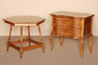 Beistelltisch, deutsch, um 1880, Nußbaum massiv, Platte 6-eckig, diese furniert, gedrechselte Beine aus dem Vollholz, verstrebt, Alters- und ...